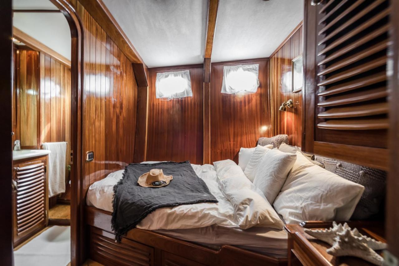 Spacious Yacht Hotel Barcelona City Center 5 Cabins ภายนอก รูปภาพ
