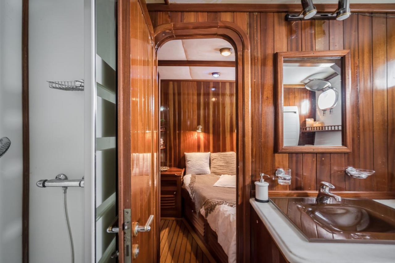 Spacious Yacht Hotel Barcelona City Center 5 Cabins ภายนอก รูปภาพ