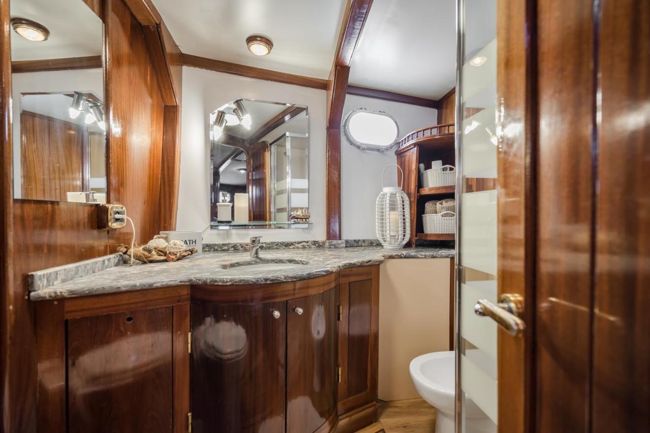 Spacious Yacht Hotel Barcelona City Center 5 Cabins ภายนอก รูปภาพ