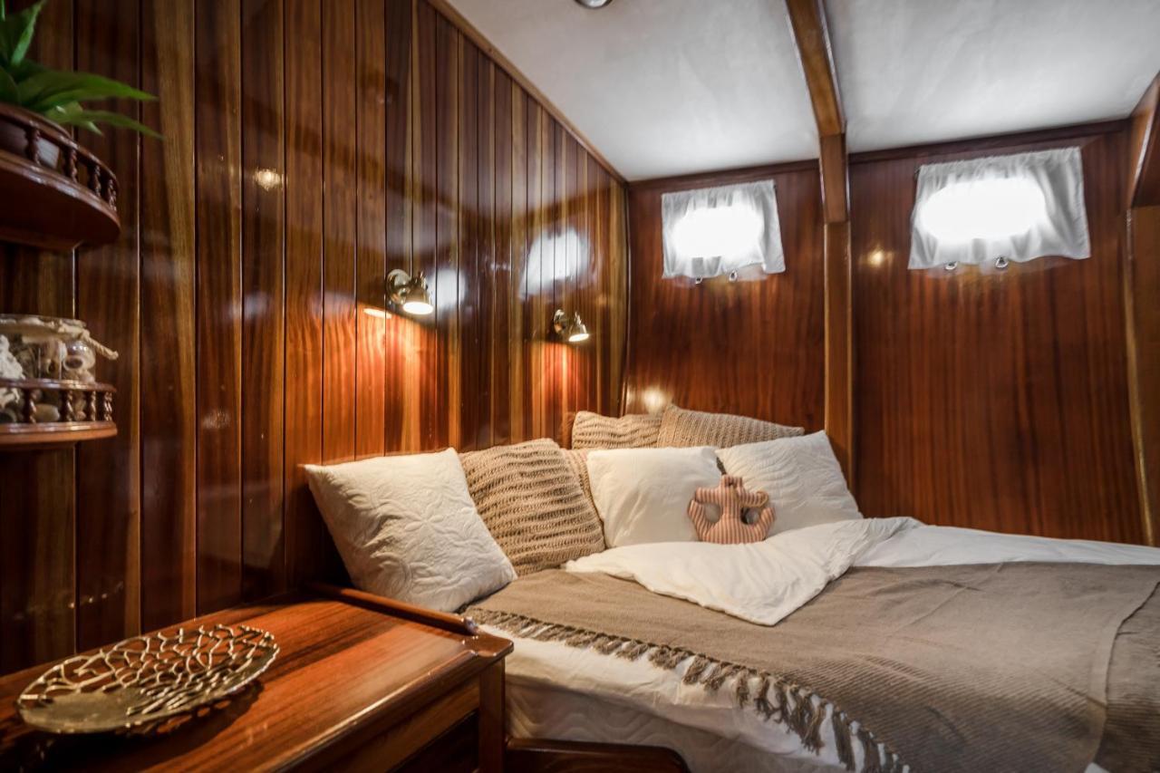 Spacious Yacht Hotel Barcelona City Center 5 Cabins ภายนอก รูปภาพ