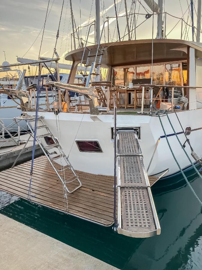 Spacious Yacht Hotel Barcelona City Center 5 Cabins ภายนอก รูปภาพ