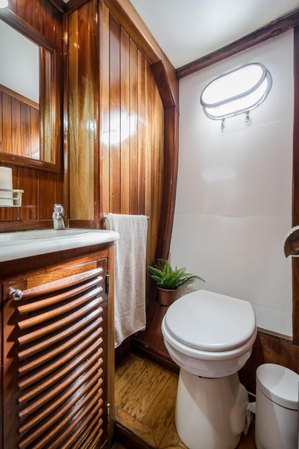 Spacious Yacht Hotel Barcelona City Center 5 Cabins ภายนอก รูปภาพ